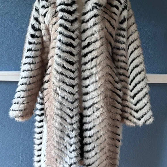 Akira Lola Hooded Faux Fur Jacket NWT - Picture 5 of 12